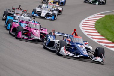 INDYCAR Serisi sürücüsü, MARCUS ERICSSON (8), Madison IL 'deki World Wide Technology Raceway' de Bommarito Otomotiv Grubu 500 sırasında dönüşlerde yarışır..