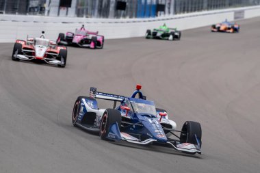 INDYCAR Serisi sürücüsü, Barcelona, İspanya 'dan ALEX PALOU (10), Madison IL' deki World Wide Technology Raceway 'de Bommarito Otomotiv Grubu 500 sırasında dönüşlerde yarışır..