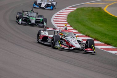 INDYCAR Serisi sürücüsü, Payette, Idaho 'dan STING RAY ROBB (R) (51), Madison IL' deki World Wide Technology Raceway 'de Bommarito Otomotiv Grubu 500 sırasında dönüşlerde yarışır..