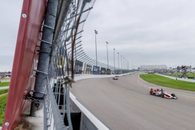 Noblesville, Indiana 'dan INDYCAR Serisi sürücüsü CONOR DALY (30), Madison IL' deki World Wide Technology Raceway 'de Bommarito Otomotiv Grubu 500 sırasında dönüşlerde yarışıyor..