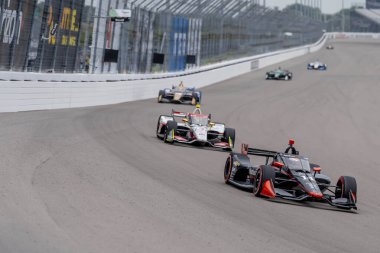 INDYCAR Serisi sürücüsü, SANTINO FERRUCCI (14), Madison IL 'deki World Wide Technology Raceway' de Bommarito Otomotiv Grubu 500 sırasında dönüşlerde yarışır..