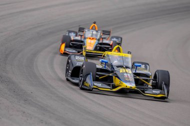 Valencia, Kaliforniya 'dan INDYCAR Serisi sürücüsü COLTON HERTA (26), Madison IL' deki World Wide Technology Raceway 'de Bommarito Otomotiv Grubu 500 sırasında dönüşlerde yarışır..