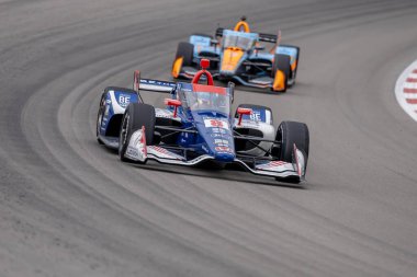 INDYCAR Serisi sürücüsü, MARCUS ERICSSON (8), Madison IL 'deki World Wide Technology Raceway' de Bommarito Otomotiv Grubu 500 sırasında dönüşlerde yarışır..