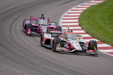 INDYCAR Serisi sürücüsü, Payette, Idaho 'dan STING RAY ROBB (R) (51), Madison IL' deki World Wide Technology Raceway 'de Bommarito Otomotiv Grubu 500 sırasında dönüşlerde yarışır..