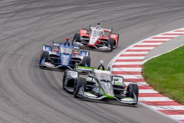 Tokyo, Japonya 'dan INDYCAR Serisi sürücüsü Takuma Sato (11), Madison IL' deki World Wide Technology Hipodromu 'ndaki Bommarito Otomotiv Grubu 500 sırasında dönüşlerde yarışır..