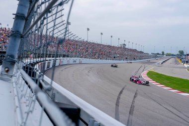 Sao Paulo, Brezilya 'dan INDYCAR Serisi sürücüsü HELIO CASTRONEVES (06), Madison IL' deki World Wide Technology Raceway 'de Bommarito Otomotiv Grubu 500 sırasında dönüşlerde yarışır..