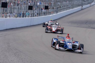 INDYCAR Serisi sürücüsü, MARCUS ERICSSON (8), Madison IL 'deki World Wide Technology Raceway' de Bommarito Otomotiv Grubu 500 sırasında dönüşlerde yarışır..