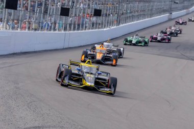 Valencia, Kaliforniya 'dan INDYCAR Serisi sürücüsü COLTON HERTA (26), Madison IL' deki World Wide Technology Raceway 'de Bommarito Otomotiv Grubu 500 sırasında dönüşlerde yarışır..