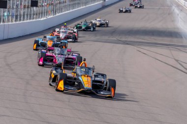 INDYCAR Serisi sürücüsü, PATO OWARD (5) Monterey, Meksika, Madison IL 'deki World Wide Technology Raceway' de Bommarito Otomotiv Grubu 500 sırasında virajlarda yarışır..