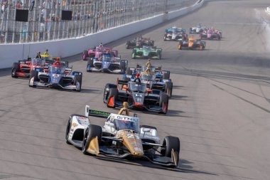 Hollanda Hoofddorp 'tan INDYCAR Serisi sürücüsü RINUS VEEβ (21), Madison IL' deki World Wide Technology Raceway 'de Bommarito Otomotiv Grubu 500 sırasında dönüşlerde yarışır..