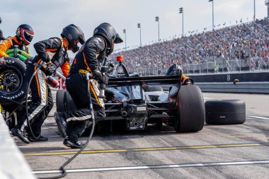 INDYCAR Serisi sürücüsü, Woodbury, Connecticut 'tan SANTINO FERRUCCI (14), Madison IL' deki World Wide Technology Hipodromu 'ndaki Bommarito Otomotiv Grubu 500 sırasında arabasını servise getirir..