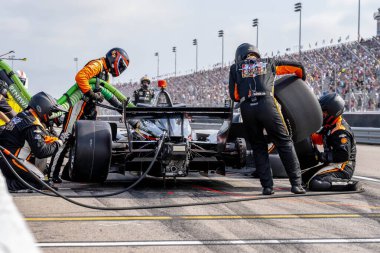 INDYCAR Serisi sürücüsü, Woodbury, Connecticut 'tan SANTINO FERRUCCI (14), Madison IL' deki World Wide Technology Hipodromu 'ndaki Bommarito Otomotiv Grubu 500 sırasında arabasını servise getirir..