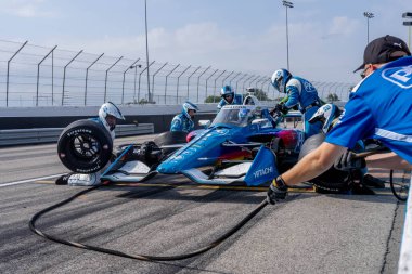 INDYCAR Serisi sürücüsü, Nashville, Tennessee 'den JOSEF NEWGARDEN (2), Madison IL' deki World Wide Technology Hipodromu 'ndaki Bommarito Otomotiv Grubu 500 sırasında arabasını servise getirir..