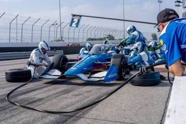 INDYCAR Serisi sürücüsü, Nashville, Tennessee 'den JOSEF NEWGARDEN (2), Madison IL' deki World Wide Technology Hipodromu 'ndaki Bommarito Otomotiv Grubu 500 sırasında arabasını servise getirir..