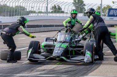 INDYCAR Serisi sürücüsü, AGUSTIN HUGO CANAPINO (R) (78), Arrecifes, Arjantin 'den, Madison IL' deki World Wide Technology Raceway 'deki Bommarito Otomotiv Grubu 500 sırasında arabasını servise getirir..