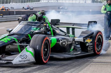 INDYCAR Serisi sürücüsü, AGUSTIN HUGO CANAPINO (R) (78), Arrecifes, Arjantin 'den, Madison IL' deki World Wide Technology Raceway 'deki Bommarito Otomotiv Grubu 500 sırasında arabasını servise getirir..