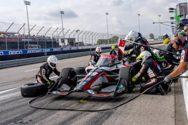 INDYCAR Serisi sürücüsü, Şikago, Illinois 'den DAVID MALUKAS (18), Madison IL' deki World Wide Technology Hipodromu 'ndaki Bommarito Otomotiv Grubu 500 sırasında arabasını servise getirir..