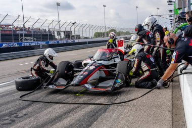 INDYCAR Serisi sürücüsü, Şikago, Illinois 'den DAVID MALUKAS (18), Madison IL' deki World Wide Technology Hipodromu 'ndaki Bommarito Otomotiv Grubu 500 sırasında arabasını servise getirir..