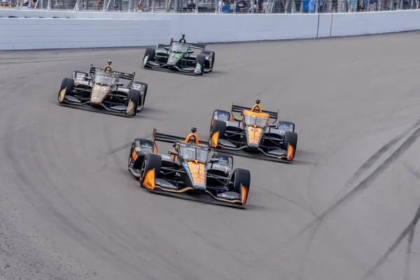 INDYCAR Serisi sürücüsü, PATO OWARD (5) Monterey, Meksika, Madison IL 'deki World Wide Technology Raceway' de Bommarito Otomotiv Grubu 500 sırasında virajlarda yarışır..