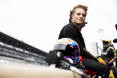 Woodbury, Connecticut 'tan SANTINO FERRUCCI (14) Indianapolis' teki Gallagher Grand Prix elemelerine katılmadan önce pit yolda takım elbise giyiyor..