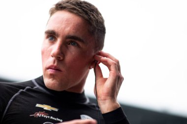 Kopenhag, Danimarka 'dan BENJAMIN PEDERSEN (R) (55) Indianapolis' teki Gallagher Grand Prix 'sine katılmadan önce pit road' ta takım elbise giyiyor..