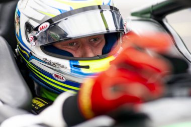 Göteborg 'dan RASMUS LINDH (76) (R) (İsveç) Indianapolis' teki Gallagher Grand Prix elemelerine katılmadan önce pit road 'ta takım elbise giydi..