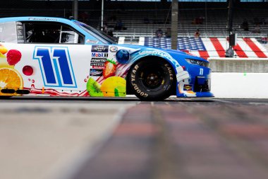 Daniel Hemriç, Indianapolis 'teki Indianapolis Motor Yarış Pistinde Gelişmiş Otomobil Parçası' nın sunduğu Penzoil 150 tatbikatı sırasında pit yolunda araba sürüyor..