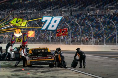 NASCAR Xfinity Driver, Jeb Burton (22), Daytona FL 'deki Daytona International Speedway' de Coca-Cola tarafından desteklenen WAWA 250 için yarışıyor..