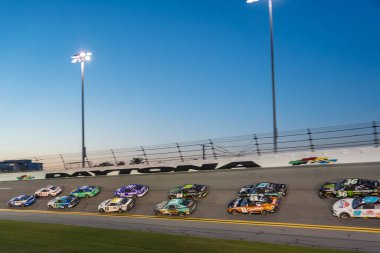 NASCAR Kupası sürücüsü Denny Hamlin (11), Daytona FL 'deki Daytona Uluslararası Yarış Pisti' nde Coca Cola Zero Sugar 400 için yarışıyor..
