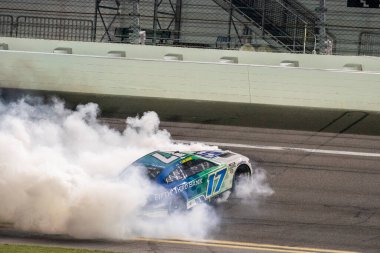 NASCAR Kupası sürücüsü Chris Buescher (17), Daytona FL 'deki Daytona Uluslararası Yarış Pisti' nde Coca Cola Zero Sugar 400 için kazandığı zaferi kutluyor..