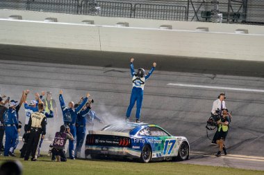 NASCAR Kupası sürücüsü Chris Buescher (17), Daytona FL 'deki Daytona Uluslararası Yarış Pisti' nde Coca Cola Zero Sugar 400 için kazandığı zaferi kutluyor..