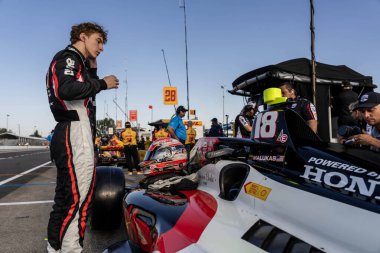 Şikago, Illinois 'den INDYCAR Serisi sürücüsü DAVID MALUKAS (18) Portland' daki Portland Uluslararası Yarış Pisti 'nde Bitnile.com Grand Prix antrenmanına hazırlanıyor..