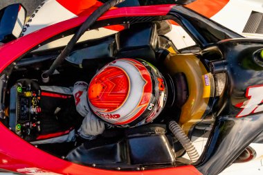 Şikago, Illinois 'den INDYCAR Serisi sürücüsü DAVID MALUKAS (18) Portland' daki Portland Uluslararası Yarış Pisti 'nde Bitnile.com Grand Prix için arabasına bağlanır..