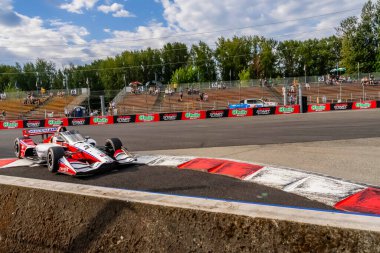 Tallinn, Estonya 'dan INDYCAR Serisi sürücüsü JURI VIPS (R) Portland' daki Portland Uluslararası Yarış Pisti 'nde düzenlenen Bitnile.com Grand Prix tatbikatı sırasında dönüşler boyunca seyahat eder..