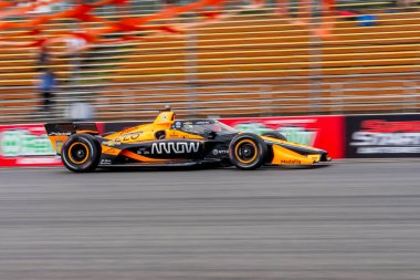 INDYCAR Serisi sürücüsü, PATO OWARD (5) Monterey, Meksika, Portland 'daki Portland International Raceway' de düzenlenen Bitnile.com Grand Prix tatbikatı sırasında virajlardan geçer..