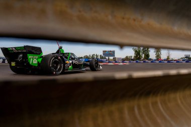 INDYCAR Serisi sürücüsü, AGUSTIN HUGO CANAPINO (R) (78) Arrecifes, Arjantin, Portland 'da Portland Uluslararası Yarış Pisti' nde Bitnile.com Grand Prix tatbikatı sırasında dönüşler boyunca seyahat eder..