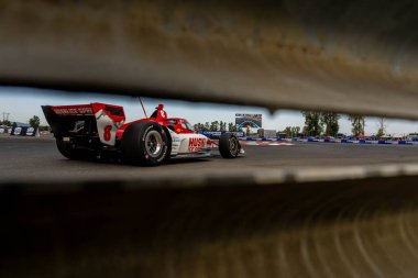 İsveç 'in Kumla kentinden INDYCAR Serisi sürücüsü MARCUS ERICSSON (8) Portland veya Portland' daki Portland Uluslararası Yarış Pisti 'nde düzenlenen Bitnile.com Grand Prix tatbikatı sırasında dönüşler boyunca seyahat eder..