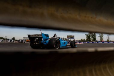 Toronto, Kanada 'dan INDYCAR Serisi sürücüsü DEVLIN DeFRANCESCO (29) Portland veya Portland' daki Portland Uluslararası Yarış Pisti 'nde düzenlenen Bitnile.com Grand Prix tatbikatı sırasında dönüşler boyunca seyahat ediyor..