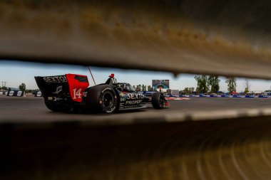 Woodbury, Connecticut 'tan INDYCAR Serisi sürücüsü SANTINO FERRUCCI (14) Portland' daki Portland Uluslararası Yarış Pisti 'nde düzenlenen Bitnile.com Grand Prix antrenmanı sırasında dönüşler boyunca seyahat eder..