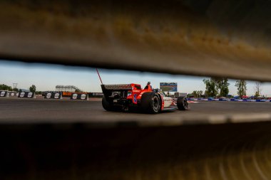 New Albany, Ohio 'dan INDYCAR Serisi sürücüsü GRAHAM RAHAL (15) Portland' daki Portland International Raceway 'de düzenlenen Bitnile.com Grand Prix tatbikatı sırasında dönüşler boyunca seyahat eder..