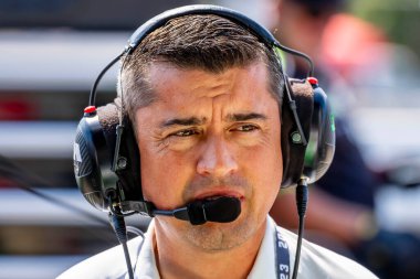 Takım sahibi, RICARDO JUNCOS Portland 'daki Portland Uluslararası Yarış Pisti' nde Bitnile.com Grand Prix 'sine katılmadan önce takımının Juncos Hollinger Yarış arabası üzerinde çalışmasını izliyor..