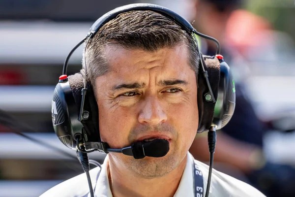 Takım sahibi, RICARDO JUNCOS Portland 'daki Portland Uluslararası Yarış Pisti' nde Bitnile.com Grand Prix 'sine katılmadan önce takımının Juncos Hollinger Yarış arabası üzerinde çalışmasını izliyor..