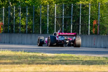 Sao Paulo, Brezilya 'dan INDYCAR Serisi sürücüsü HELIO CASTRONEVES (06) Portland veya Portland' daki Portland Uluslararası Yarış Pisti 'ndeki Bitnile.com Grand Prix' inin son antrenman oturumunda geriye doğru seyahat ediyor..