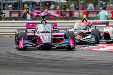 Sao Paulo, Brezilya 'dan INDYCAR Serisi sürücüsü HELIO CASTRONEVES (06) Portland' daki Portland Uluslararası Yarış Pisti 'nde Bitnile.com Grand Prix sırasında yarışır..