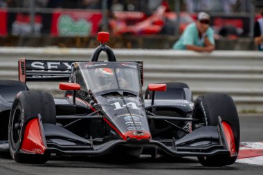 Woodbury, Connecticut 'tan INDYCAR Serisi sürücüsü SANTINO FERRUCCI (14) Portland veya Portland' daki Portland Uluslararası Yarış Pisti 'nde Bitnile.com Grand Prix sırasında virajlarda yarışır..