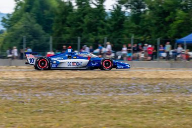 INDYCAR Serisi pilotu, Barcelona, İspanya 'dan ALEX PALOU (10), Portland' daki Portland Uluslararası Yarış Pisti 'nde Bitnile.com Grand Prix sırasında dönüşlerde yarışıyor..