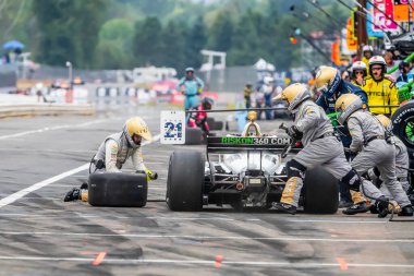 Hollanda, Hoofddorp 'tan INDYCAR Serisi sürücüsü RINUS VEEthe 21 Portland' daki Portland Uluslararası Yarış Pisti 'nde Bitnile.com Grand Prix sırasında hizmet için arabasını getirir..