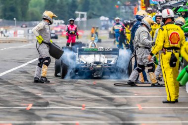 Hollanda, Hoofddorp 'tan INDYCAR Serisi sürücüsü RINUS VEEthe 21 Portland' daki Portland Uluslararası Yarış Pisti 'nde Bitnile.com Grand Prix sırasında hizmet için arabasını getirir..