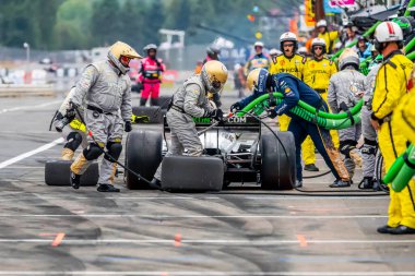 Hollanda, Hoofddorp 'tan INDYCAR Serisi sürücüsü RINUS VEEthe 21 Portland' daki Portland Uluslararası Yarış Pisti 'nde Bitnile.com Grand Prix sırasında hizmet için arabasını getirir..