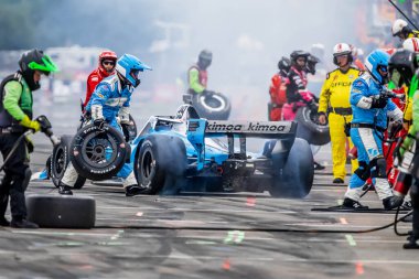 Toronto, Kanada 'dan INDYCAR Serisi sürücüsü DEVLIN DeFRANCESCO (29) Portland' daki Portland Uluslararası Yarış Pisti 'nde Bitnile.com Grand Prix sırasında hizmet için arabasını getiriyor..